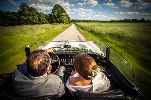 MARIES EN VOITURE SUR UNE ROUTE DE CAMPAGNE, NORMANDIE, EURE (27), FRANCE 