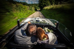 MARIES EN VOITURE SUR UNE ROUTE DE CAMPAGNE, NORMANDIE, EURE (27), FRANCE 