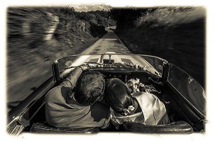 MARIES EN VOITURE SUR UNE ROUTE DE CAMPAGNE, NORMANDIE, EURE (27), FRANCE 