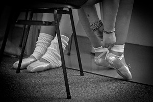 ILLUSTRATION DANSE CLASSIQUE, CHAUSSONS, POINTES DE DANSEUSE CLASSIQUE 