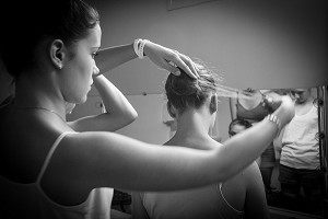 ILLUSTRATION DANSE CLASSIQUE, PREPARATION DU CHIGNON DE DANSEUSE 