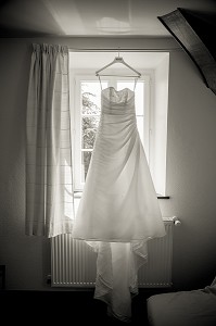 ILLUSTRATION MARIAGE, ROBE DE MARIEE SUSPENDUE DEVANT UNE FENETRE 