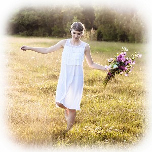 PORTRAIT DUNE JEUNE FILLE DANS LA CAMPAGNE AVEC UN BOUQUET DE FLEURS CHAMPETRES 