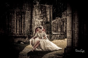 MARIEE, MARQUISE ASSISE SUR UN FAUTEUIL AU MILIEU DES RUINES DE ST EVROULT-NOTRE-DAME-DU-BOIS, EURE (27), FRANCE 