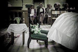 BOUQUET DE MARIEE, CEREMONIE RELIGIEUSE DE MARIAGE, EGLISE DE BOISSY-LES-PERCHE, EURE ET LOIR (28), FRANCE 