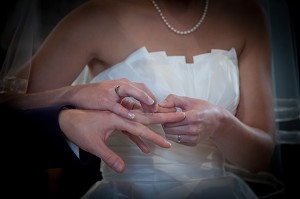 ECHANGE D'ALLIANCE, CEREMONIE RELIGIEUSE DE MARIAGE, EGLISE DE BOISSY-LES-PERCHE, EURE ET LOIR (28), FRANCE 