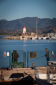 PECHEURS DEVANT LE PORT ET PHARE D'ARBATAX, SARDAIGNE, ITALIE 