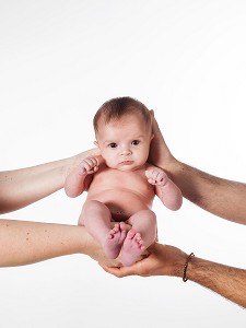 ILLUSTRATION SUR LES BEBES, BEBE NU PORTE PAR SES PARENTS 