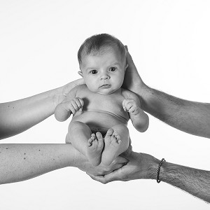 ILLUSTRATION SUR LES BEBES, BEBE NU PORTE PAR SES PARENTS 