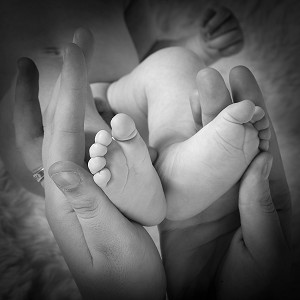 ILLUSTRATION SUR LES BEBES, PIEDS DE BEBE DANS LES MAINS DE SA MAMAN 