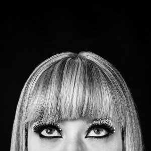 DEMI-PORTRAIT D'UNE JEUNE FEMME MAQUILLEE AVEC DES FAUX CILS 