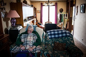 ILLUSTRATION VIEILLIR CHEZ SOI, PERSONNE AGEE A SON DOMICILE FAISANT LA SIESTE 