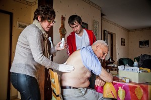 ILLUSTRATION VIEILLIR CHEZ SOI, PERSONNE AGEE A SON DOMICILE, SOINS 