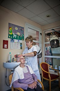 ILLUSTRATION MAISON DE RETRAITE, PERSONNE AGEE AU SALON DE COIFFURE, SEANCE SHAMPOING 