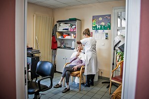 ILLUSTRATION MAISON DE RETRAITE, PERSONNE AGEE AU SALON DE COIFFURE 