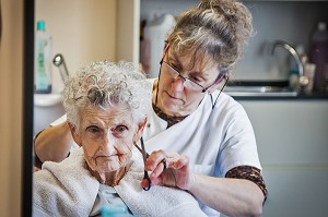 ILLUSTRATION MAISON DE RETRAITE, PERSONNE AGEE AU SALON DE COIFFURE SE FAISANT COUPER LES CHEVEUX 