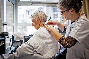 ILLUSTRATION MAISON DE RETRAITE, PERSONNE AGEE AU SALON DE COIFFURE, RASAGE DE LA NUQUE 