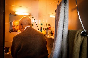 ILLUSTRATION VIEILLIR CHEZ SOI, PERSONNE AGEE A SON DOMICILE FAISANT SA TOILETTE DANS LA SALLE DE BAINS 