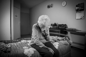ILLUSTRATION MAISON DE RETRAITE, PERSONNE AGEE DANS SA CHAMBRE SOUFFRANT DE SOLITUDE 