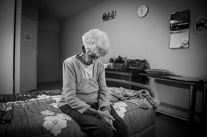 ILLUSTRATION MAISON DE RETRAITE, PERSONNE AGEE DANS SA CHAMBRE SOUFFRANT DE SOLITUDE 