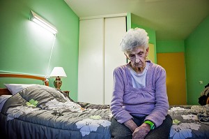 ILLUSTRATION MAISON DE RETRAITE, PERSONNE AGEE DANS SA CHAMBRE SOUFFRANT DE SOLITUDE 