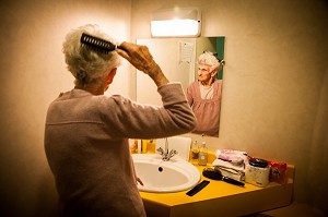 ILLUSTRATION MAISON DE RETRAITE, PERSONNE AGEE FAISANT SA TOILETTE DANS SA SALLE DE BAINS 