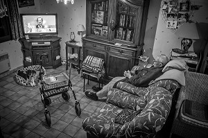 ILLUSTRATION VIEILLIR CHEZ SOI, PERSONNE AGEE A SON DOMICILE REGARDANT LA TELE 