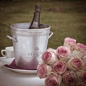 MARIEE TENANT UN BOUQUET DE ROSES 