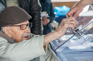 BUREAU DE VOTE, BOURGES, (18) CHER, CENTRE, FRANCE 