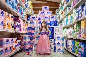 FEE DU LOGIS, PRINCESSE CENDRILLON, CONTES MODERNES, DANS LE RAYON DES PAPIERS TOILETTES D'UN SUPERMARCHE 