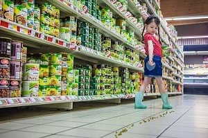 LE PETIT POUCET, CONTES MODERNES, RAYON DES CONSERVES D'UN SUPERMARCHE 