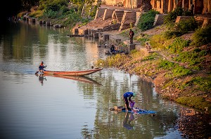 LAVEUR DE LINGE, QUAI DE PODOR, SENEGAL, AFRIQUE DE L'OUEST 