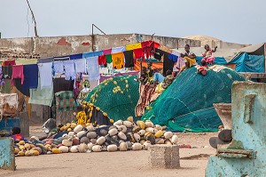ENFANTS SUR LES FILETS DE PECHE DEVANT LEURS MAISONS ET LE LINGE ETENDU, QUARTIER DU VILLAGE DES PECHEURS, SAINT-LOUIS-DU-SENEGAL, SENEGAL, AFRIQUE DE L'OUEST 