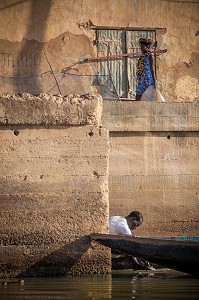 FEMME ET VIE QUOTIDIENNE AU BORD DU FLEUVE, DAGANA, SENEGAL, AFRIQUE DE L'OUEST 