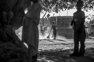 ENFANTS ET FEMME BALAYANT LA COUR, VILLAGE TOUCOULEUR DE DEGUEMBERE, PROVINCE DE FANAYE DIERI, SENEGAL, AFRIQUE DE L'OUEST 