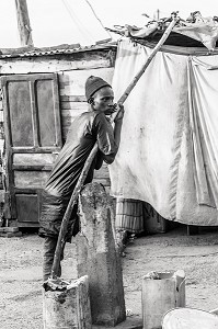 PECHEUR DANS LE QUARTIER DU VILLAGE DES PECHEURS, SAINT-LOUIS-DU-SENEGAL, SENEGAL, AFRIQUE DE L'OUEST 