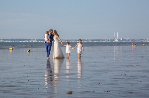 LE COUPLE DE MARIES ET LEURS ENFANTS SUR LA PLAGE, MARIAGE TRASH THE DRESS, TROUVILLE-SUR-MER, NORMANDIE, FRANCE 