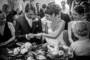 COUPLE DE MARIES, ECHANGE DES ALLIANCES A LA MAIRIE, REPORTAGE DE MARIAGE 