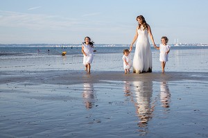 LA MARIEE ET SES ENFANTS SUR LA PLAGE, MARIAGE TRASH THE DRESS, TROUVILLE-SUR-MER, NORMANDIE, FRANCE 