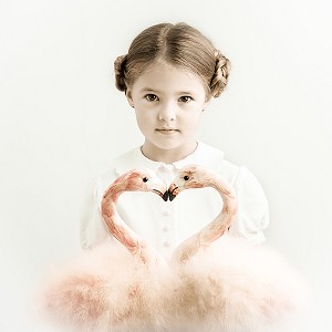JEUNE FILLE AUX FLAMANDS ROSES, PORTRAIT EN STUDIO 
