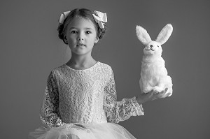 FILLE ET SON DOUDOU LAPIN, ENFANT ET SON ANIMAL DE COMPAGNIE, PORTRAIT EN STUDIO 