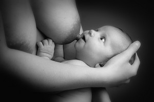 ALLAITEMENT AUX SEINS DU NOUVEAU-NE, MAMAN NUE ET SON BEBE, PORTRAIT EN STUDIO 