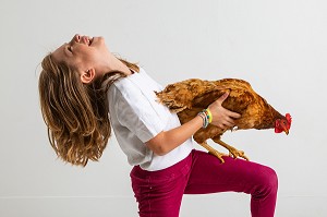 FILLE ET SA POULE, ENFANT ET SON ANIMAL DE COMPAGNIE, PORTRAIT EN STUDIO 