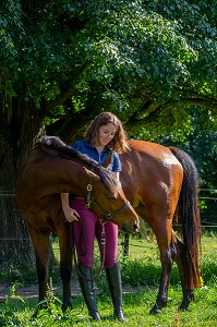 COMPLICITE ENTRE UNE JEUNE FEMME ET SON CHEVAL, NORMANDIE 