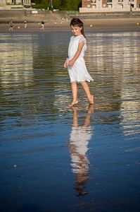 JEUNE FILLE, PROMENADE SUR LA PLAGE LE JOUR DU MARIAGE, TROUVILLE-SUR-MER, NORMANDIE, FRANCE 