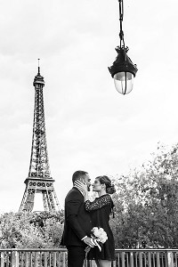 PHOTO DE COUPLE DE MARIES, MARIAGE PONT BIR HAKEIM, PARIS, FRANCE 