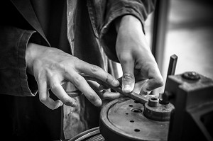 ATELIER FERRONNERIE, LES MAINS AU TRAVAIL, ITEP (INSTITUT THERAPEUTIQUE EDUCATIF ET PEDAGOGIQUE), BRETEUIL-SUR-ITON, NORMANDIE, FRANCE 