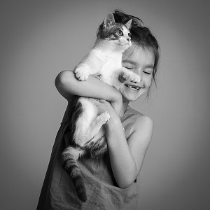 FILLE ET SON CHAT, ENFANT ET SON ANIMAL DE COMPAGNIE, PORTRAIT EN STUDIO 