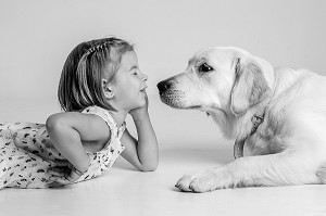 FILLE ET SON CHIEN LABRADOR, ENFANT ET SON ANIMAL DE COMPAGNIE, PORTRAIT EN STUDIO 