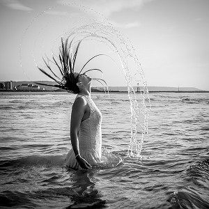 MARIEE DANS LA MER, MARIAGE TRASH THE DRESS, TROUVILLE-SUR-MER, NORMANDIE, FRANCE 